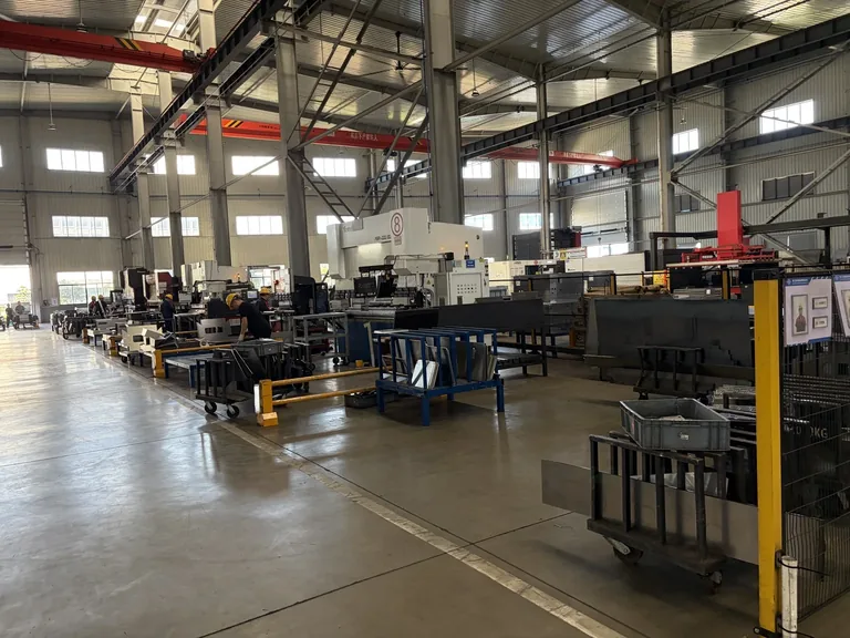 Vue d’un atelier de fabrication avec machines industrielles et employés au travail