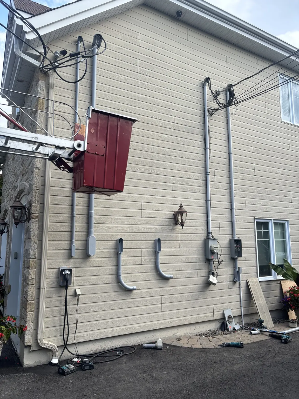 Generator equipment integrated into a customer installation