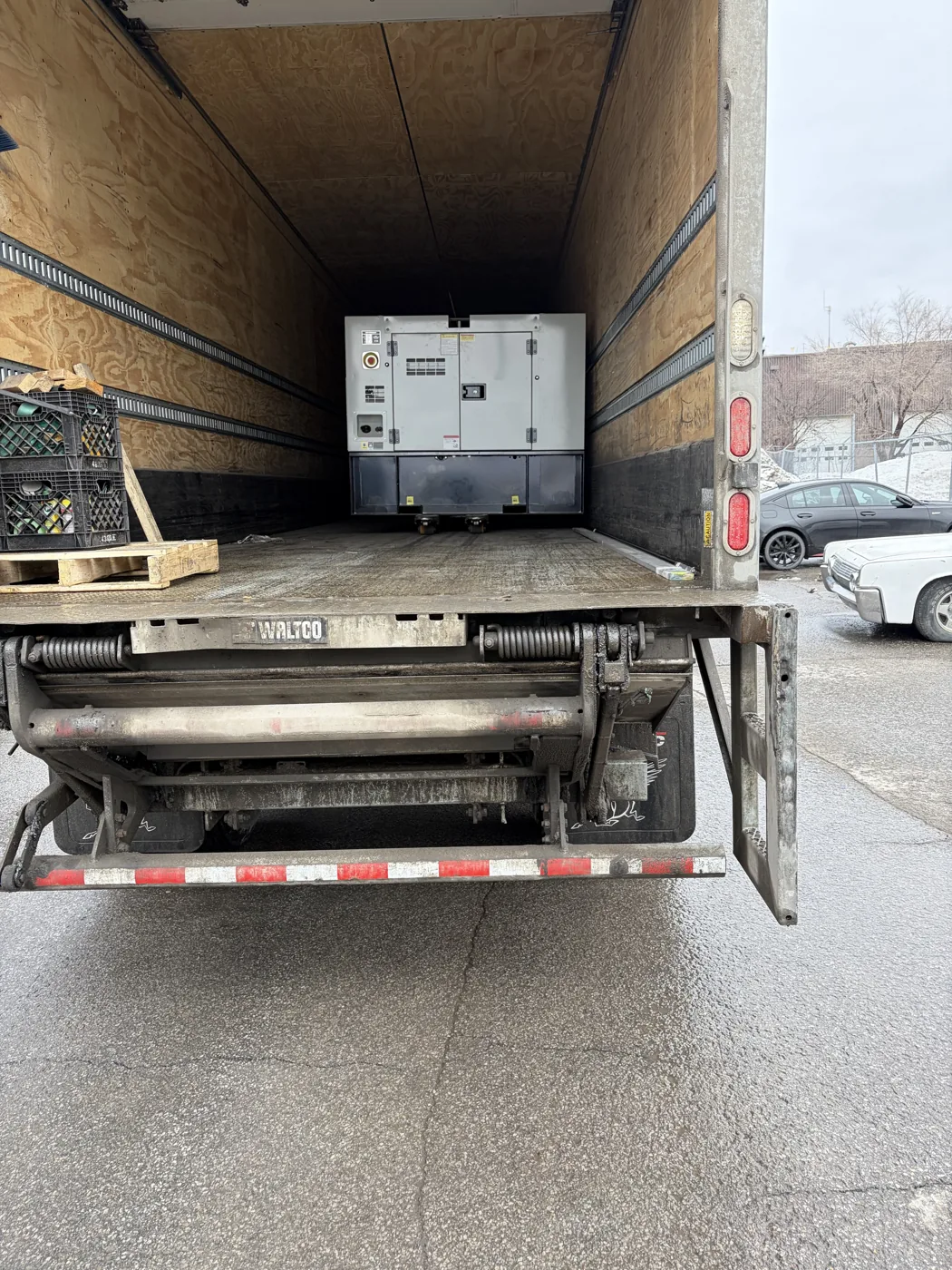 Génératrice grise à l’intérieur d’un camion