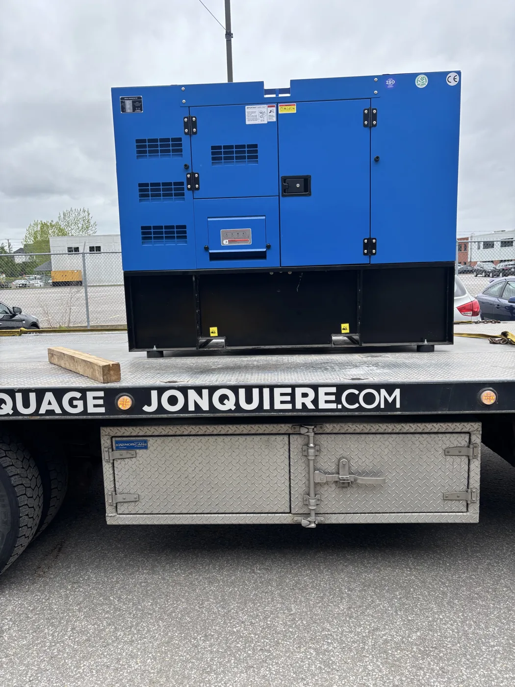Génératrice bleue sur une plateforme de transport