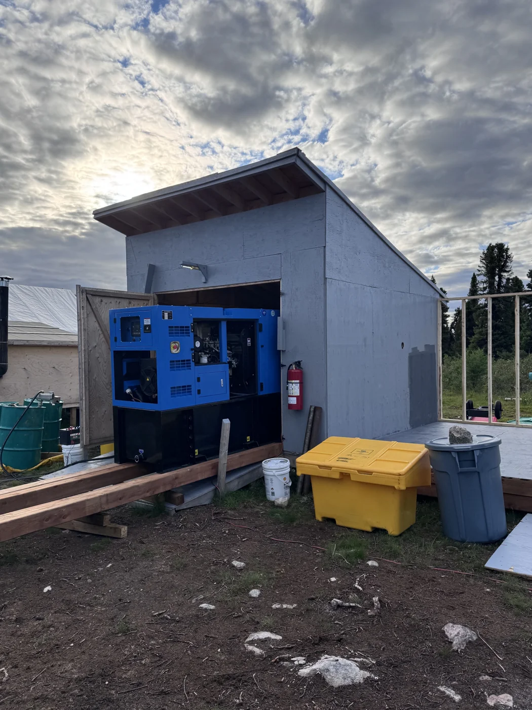Génératrice diesel à moteur Perkins au camp d’exploration minière.